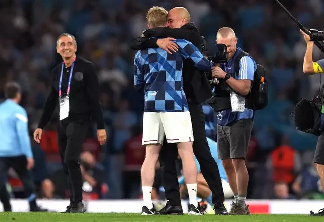 Ông vừa khóc vừa nói với De Bruyne: Chúng ta làm được rồi, chúng ta làm được rồi, sau khi Man City thắng Inter ở chung kết Cúp C1.