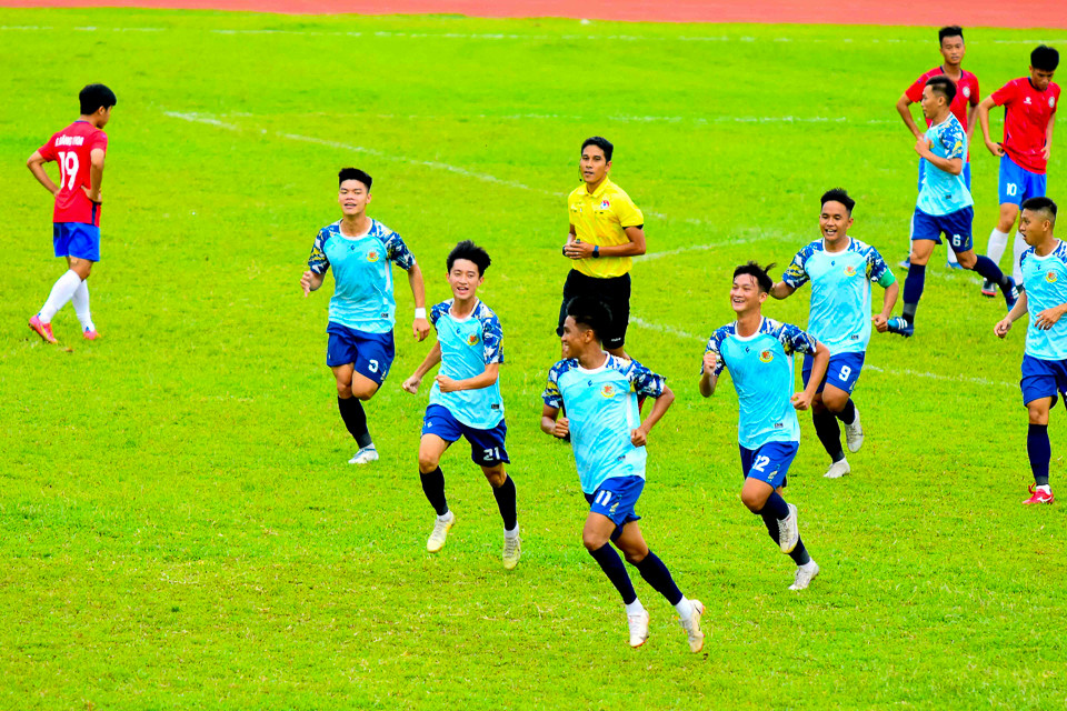 Niềm vui chiến thắng của các cầu thủ Tiền Giang.