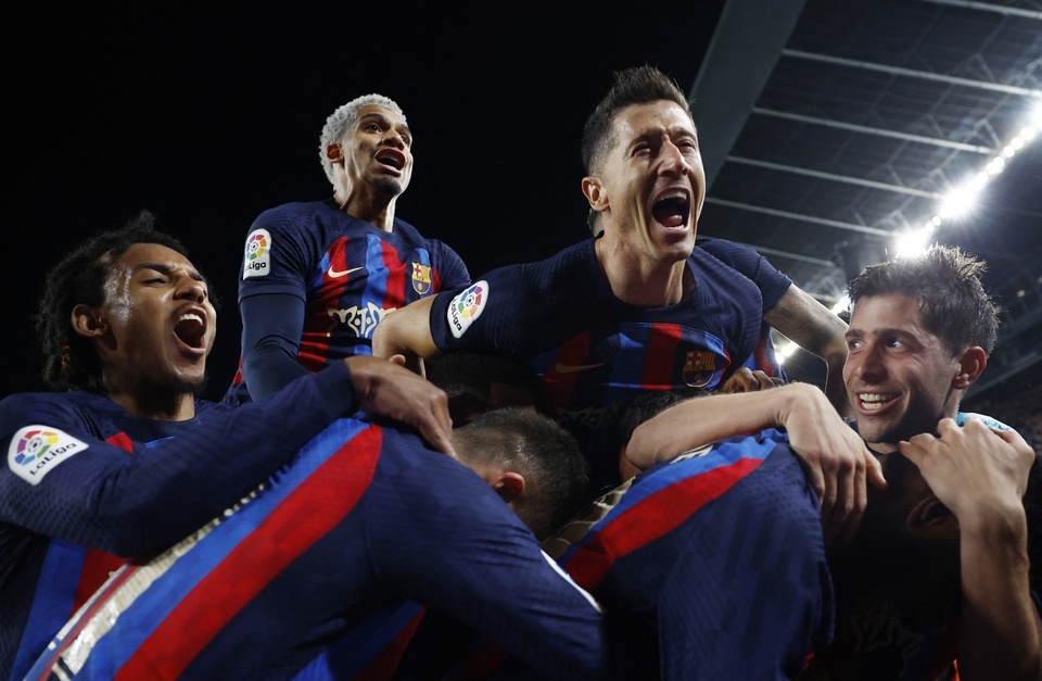 Cú đúp vô địch Siêu cúp Tây Ban Nha và La Liga giúp giá trị đội hình Barcelona tăng lên mức 799 triệu euro, xếp thứ 9 trên bảng xếp hạng trong lần cập nhật mới nhất của Transfermarkt.