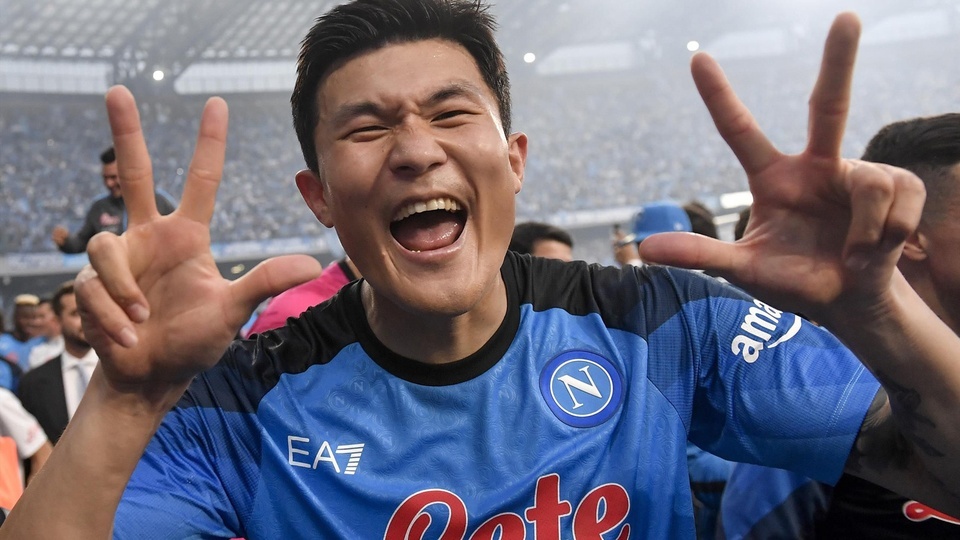 Chức vô địch Serie A giúp tổng giá trị đội hình Napoli tăng đáng kể (lên mức 640,5 triệu euro). Đây cũng là CLB có giá trị cao nhất tại Italy hiện tại. Kim Min-jae, Victor Osimhen hay Khvicha Kvaratskhelia là những cầu thủ tăng giá mạnh sau mùa vừa qua.