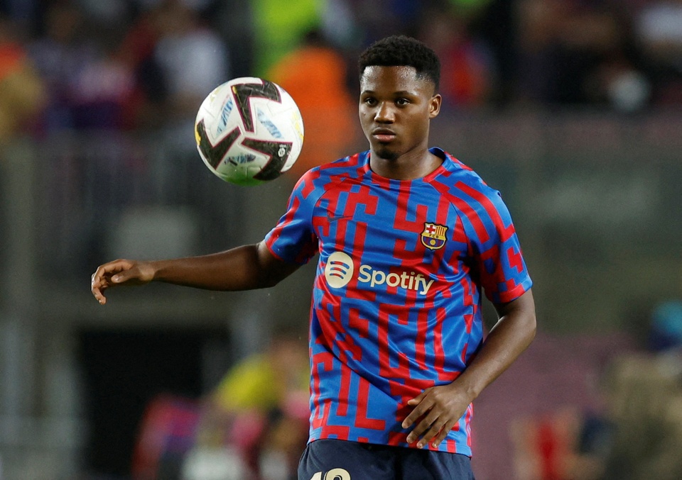 Ansu Fati đối diện nguy cơ bị thanh lý dù chân sút 20 tuổi này không có ý định rời Barca. Wolves quan tâm đến trường hợp của Fati nhưng bị tiền đạo này từ chối. Barca được cho là rất thất vọng vì cách hành xử của Fati.