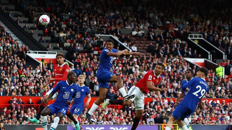 Cũng trong hè 2022, MU bất ngờ chiêu mộ thành công Casemiro từ Real Madrid với giá 60 triệu bảng. Sau khi theo đuổi Frenkie de Jong không thành, "Quỷ đỏ" chuyển hướng sang Casemiro và nhanh chóng có được người mình cần. Tiền vệ người Brazil được đánh giá là cái tên mang tới thay đổi lớn nhất cho tuyến giữa MU.