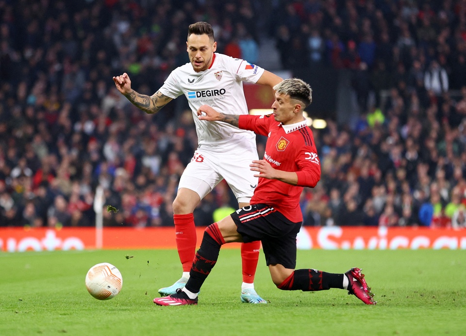 Theo truyền thông Anh, đội ngũ tuyển trạch MU ban đầu gợi ý về việc chiêu mộ Pau Torres của Villarreal. Tuy nhiên, vụ chuyển nhượng không thể thực hiện khi tân HLV Erik ten Hag một mực muốn có Lisandro Martinez. Trung vệ người Argentina cao 1,75 m nhưng bù lại, sở hữu khả năng tranh chấp và xử lý bóng bằng chân ấn tượng. Mức giá của Martinez là 56,7 triệu bảng.
