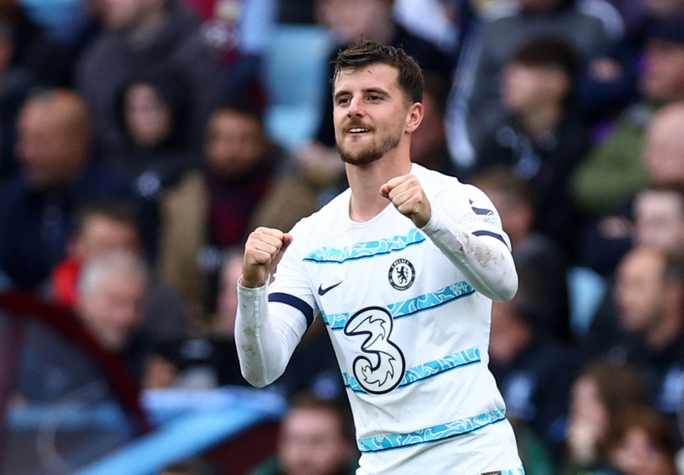 MU vừa hoàn tất vụ làm ăn với Chelsea khi trả trước 55 triệu bảng để sở hữu chữ ký Mason Mount. Thương vụ có thể chạm mốc 60 triệu bảng khi thỏa các điều khoản phụ. Tiền vệ sinh năm 1999 chỉ còn một năm trong hợp đồng với Chelsea và không muốn gia hạn. HLV Ten Hag đánh giá cao tuyển thủ Anh. Cựu HLV Ajax tin rằng Mount sẽ giúp cải thiện hàng tiền vệ MU.