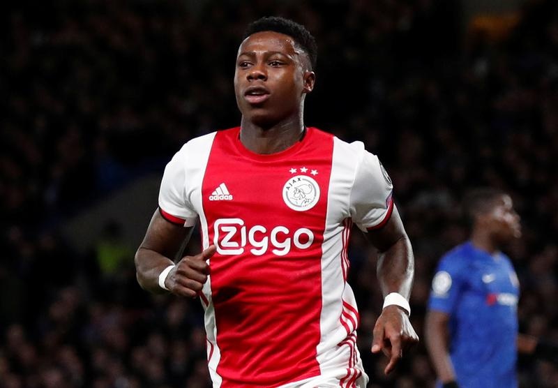 Quincy Promes từng là một trong những tài năng hứa hẹn của bóng đá Hà Lan khi được Ajax chiêu mộ với giá 14 triệu bảng năm 2019. Dù vậy, rắc rối đời tư khiến Promes bị bán đứt sang Spartak Moscow vào tháng 1/2021. Promes bị tòa tuyên ngồi tù 18 tháng vì hành vi dùng dao đâm một người chú trong gia đình. Cầu thủ sinh năm 1992 còn hợp đồng với Spartak Moscow đến hết tháng 6/2024. Anh không trở về nước và vẫn ra sân thi đấu đều đặn thời gian qua.