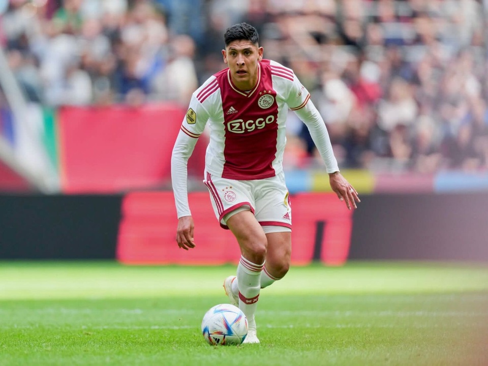 Ajax cũng chi 17 triệu bảng để chiêu mộ tiền vệ Edson Alvarez từ Club America vào năm 2019. Tiền vệ đa năng năm nay mới 25 tuổi. Anh góp công lớn vào hai chức vô địch Eredivisie của Ajax. Alvarez hiện thu hút nhiều sự quan tâm từ các CLB trên khắp châu Âu, bao gồm cả Premier League. Ajax hứa hẹn có thể bán cầu thủ này với mức phí gần 50 triệu bảng.