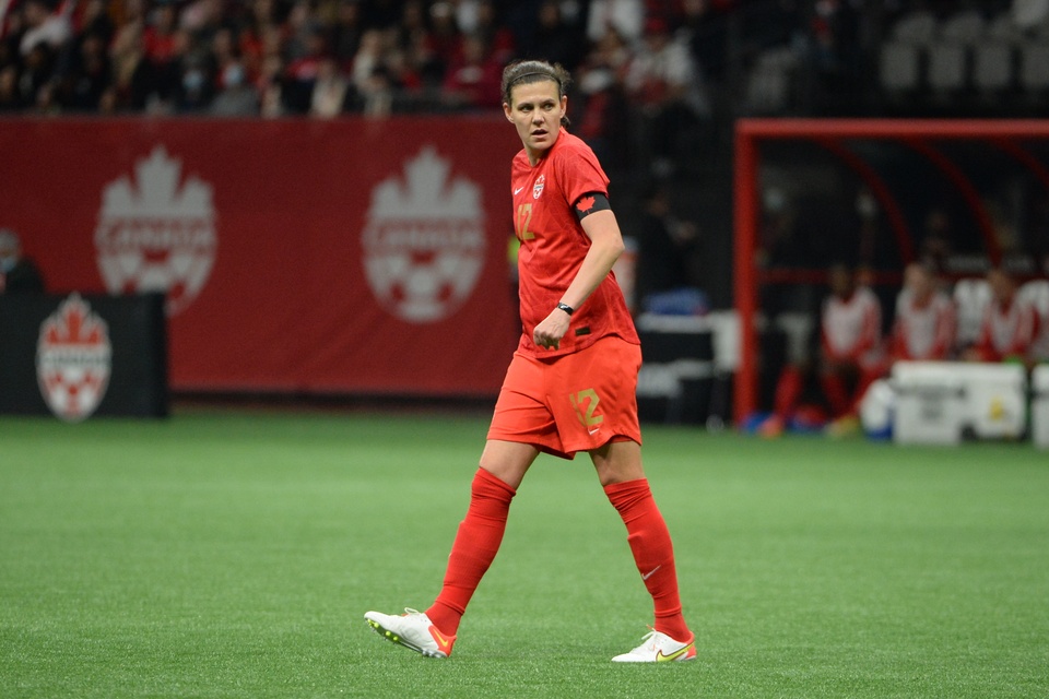 Christine Sinclair ghi nhiều bàn ở cấp độ quốc tế hơn bất kỳ cầu thủ nào khác, kể cả nam lẫn nữ. Cô chạm mốc 190 bàn sau 323 trận cho tuyển Canada. Cristiano Ronaldo, 122 bàn sau 198 trận, là cầu thủ ghi nhiều bàn nhất ở cấp độ ĐTQG nam. Sinclair ra mắt tuyển Canada khi mới 16 tuổi vào năm 2000 và chuẩn bị tham dự kỳ World Cup lần thứ 6, thời điểm đã 40 tuổi.