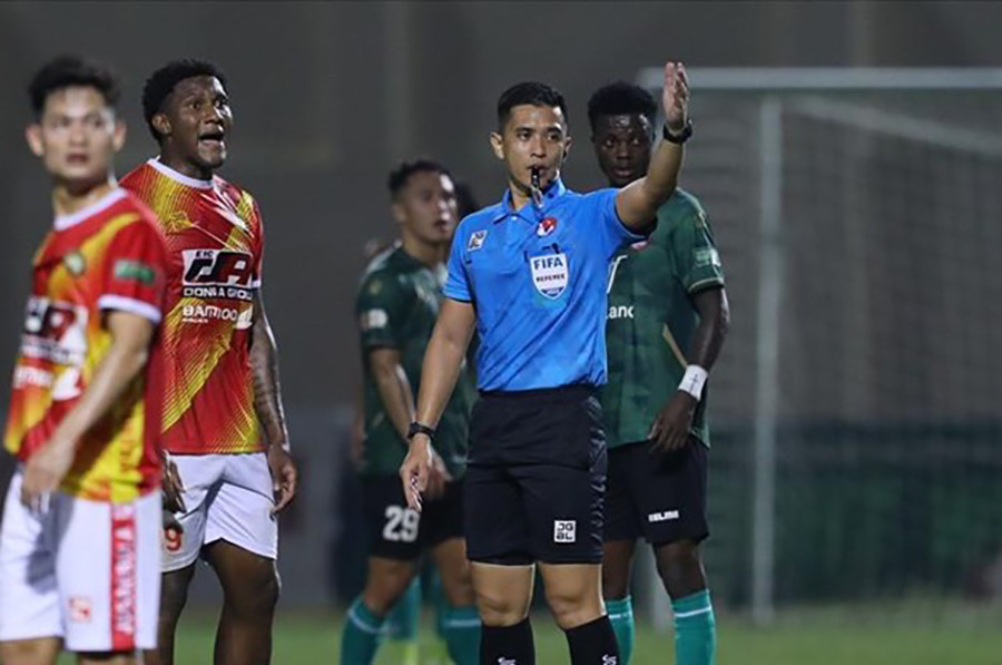 Trọng tài Razlan Joffri Bin Ali điều hành trận Đà Nẵng vs Bình Dương ở vòng 1 giai đoạn 2 V-League