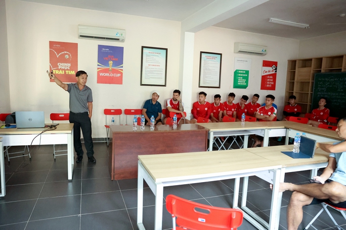 Trưởng Ban Trọng tài VFF Đặng Thanh Hạ phổ biến thông tin với CLB Hồng Lĩnh Hà Tĩnh và Viettel.