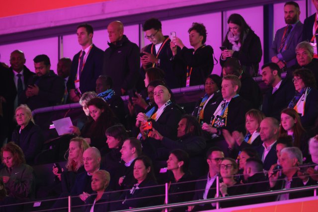 Thủ tướng New Zealand Chris Hipkins (phải) ngồi cạnh Chủ tịch FIFA Gianni Infantino.