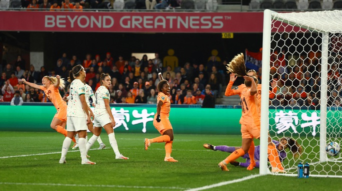 Stefanie đánh đầu chuẩn xác giúp tuyển Hà Lan có bàn thắng dẫn trước 1-0.