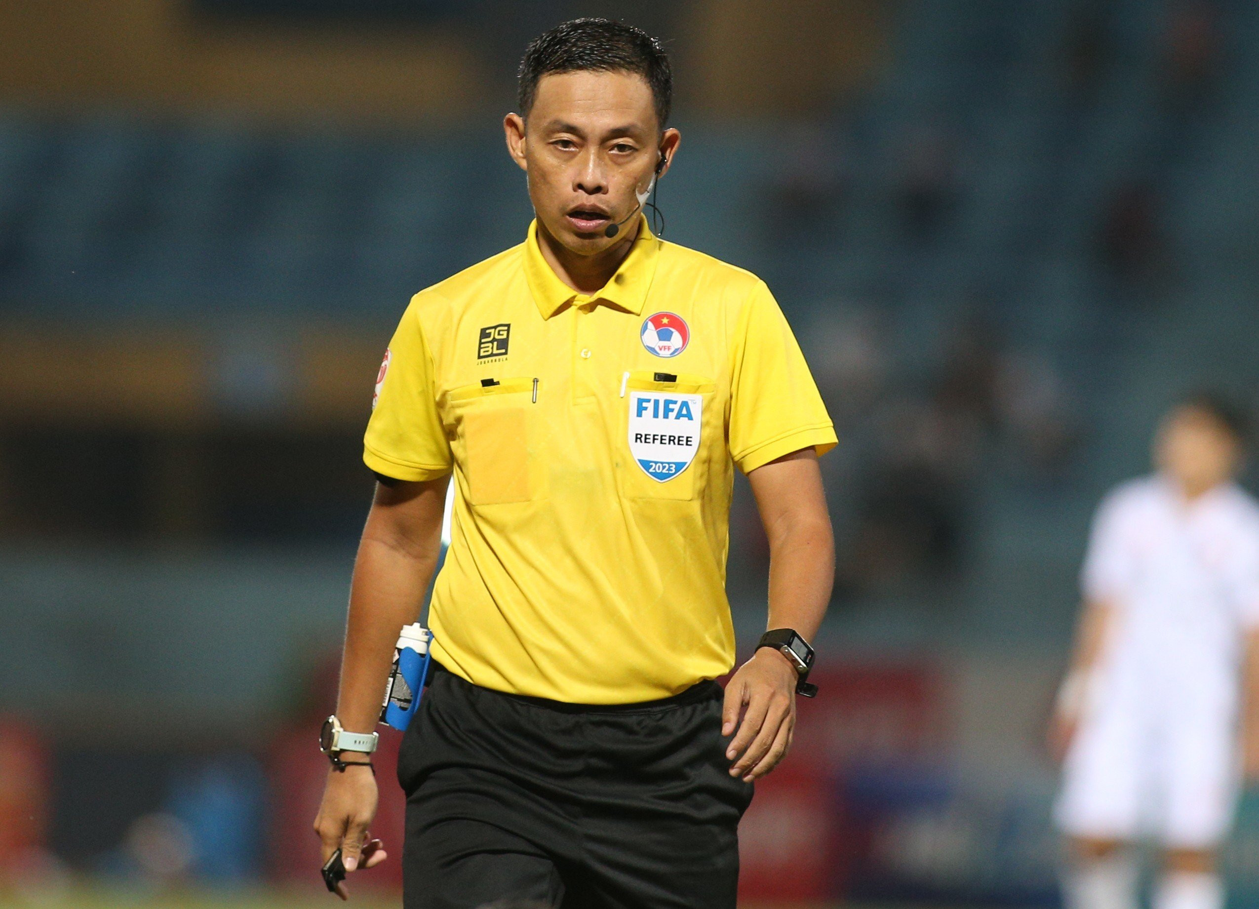 Trọng tài Ngô Duy Lân cầm còi trận đấu đầu tiên sử dụng công nghệ VAR.