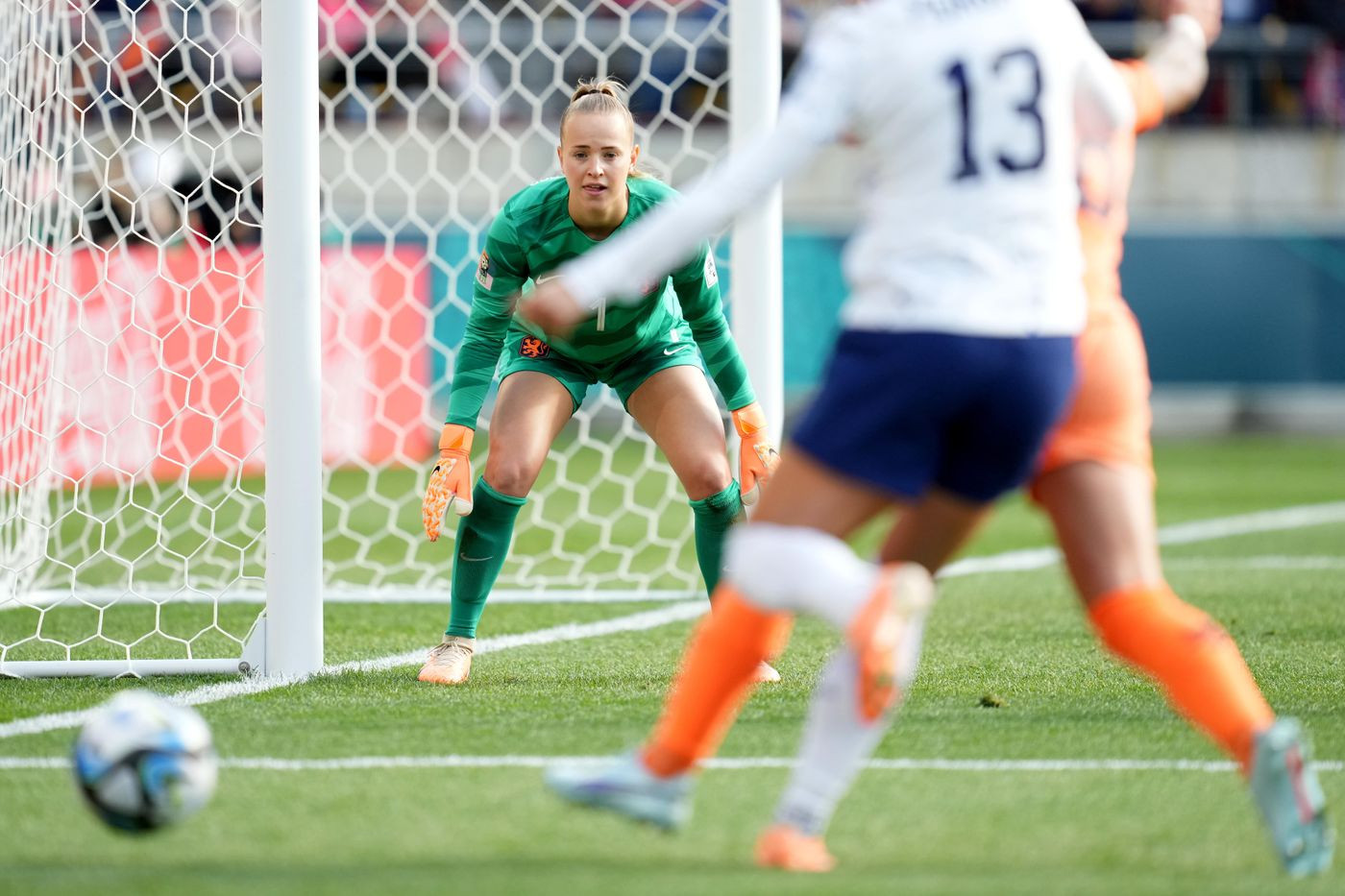 Không chỉ xinh đẹp, Van Domselaar là một trong những thủ môn nổi bật nhất World Cup 2023.