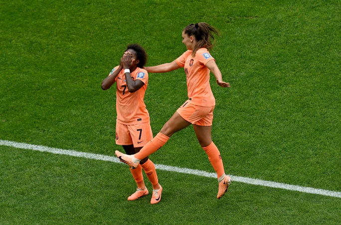 Lineth Beerensteyn (7) giúp Hà Lan nâng tỉ số lên 2-0.