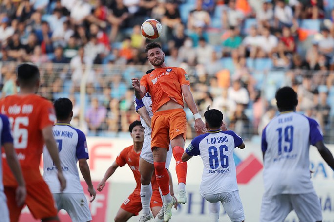 SHB Đà Nẵng (áo cam) không còn quyền tự quyết ở vòng đấu cuối.