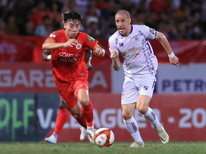 Công an Hà Nội (trái) sẽ có trận chung kết sớm ở vòng 19 V-League 2023.