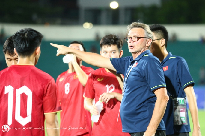 HLV Troussier muốn nâng tầm bóng đá Việt Nam.