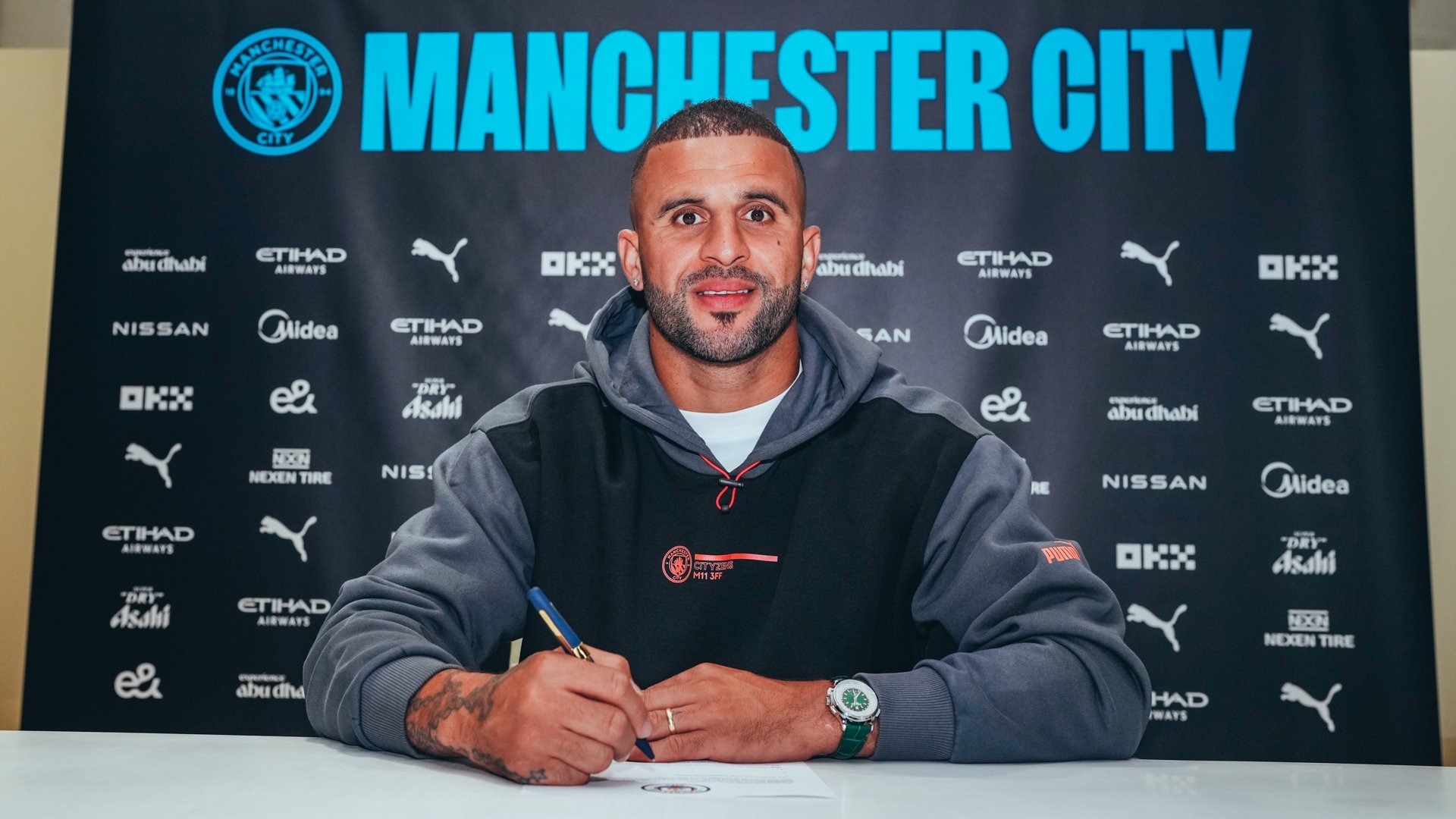 Kyle Walker ký hợp đồng mới với Man City.