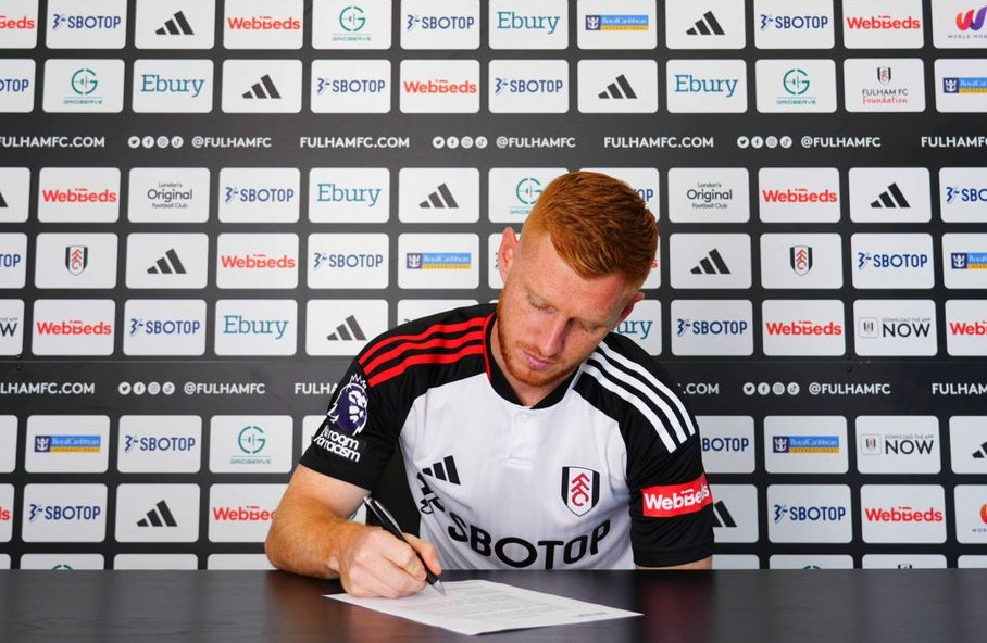 Harrison Reed cũng vừa đặt bút ký hợp đồng với Fulham.
