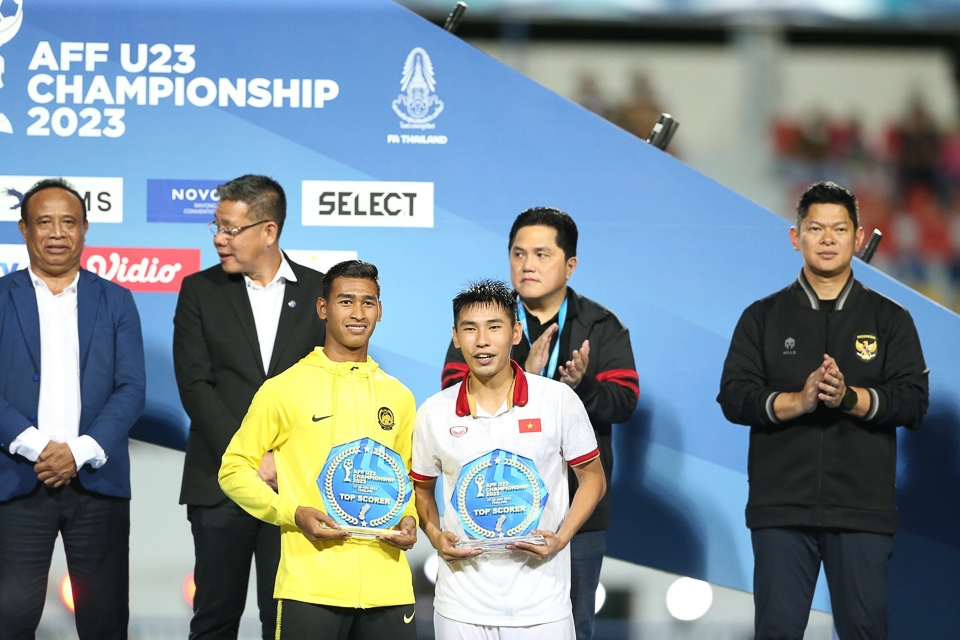 Đinh Xuân Tiến nhận danh hiệu vua phá lưới Giải U23 Đông Nam Á 2023 cùng với Aliff Akmal Rizal của U23 Malaysia. Ảnh: VFF.