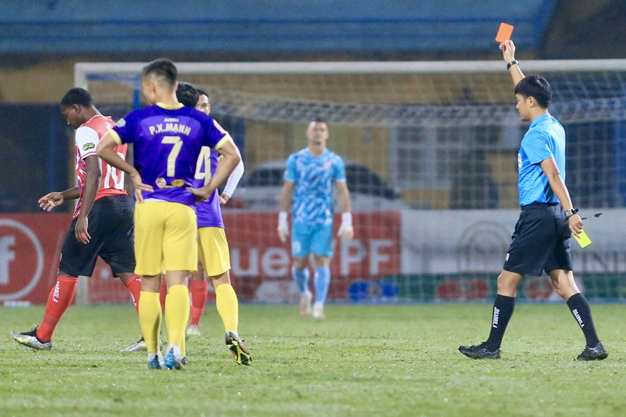 Chiếc thẻ đỏ tai hại của Timite Cheick Aymar. Ảnh: Vietnamnet.