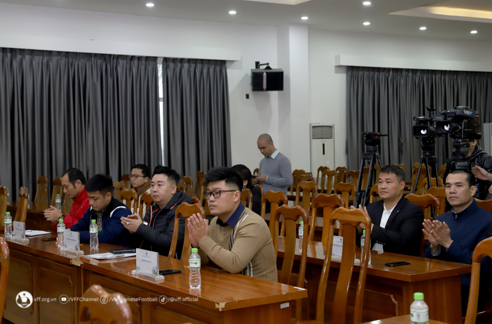 Đại diện các CLB tham dự lễ bốc thăm xếp lịch thi đấu. Ảnh: VFF.