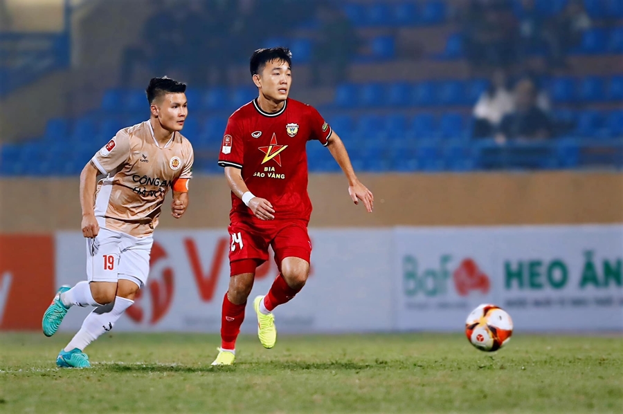 Xuân Trường đối đầu với Quang Hải. Ảnh: FBNV.