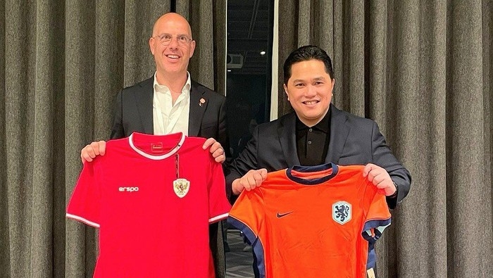 Tổng thư ký KNVB Gijs de Jong với Chủ tịch PSSI Erick Thohir.