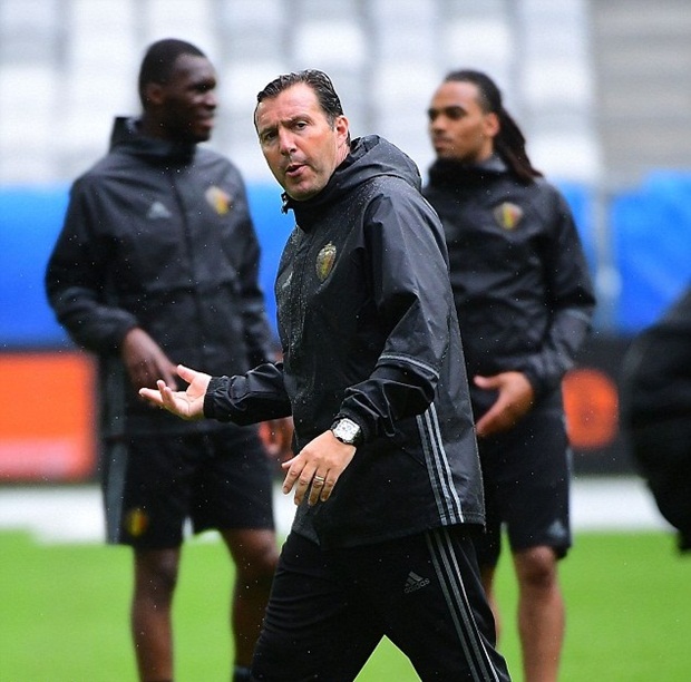 HLV Marc Wilmots tập trung các học trò. Ảnh: Internet.