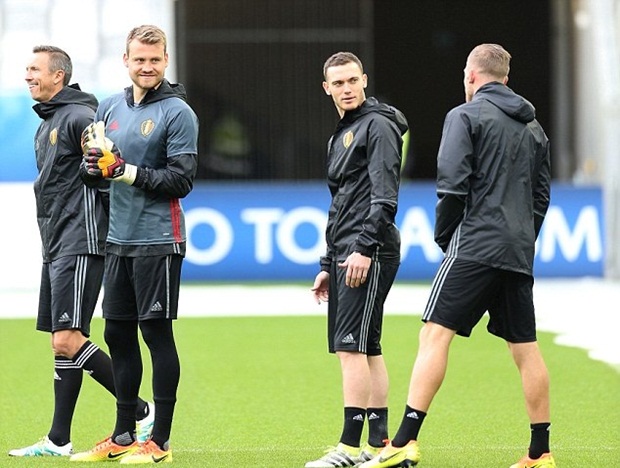 Simon Mignolet và Thomas Vermaelen trông khá thoải mái. Ảnh: Internet.