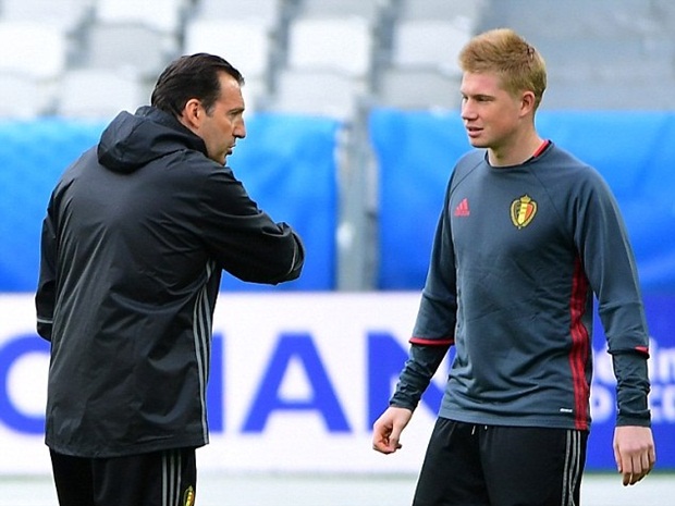 HLV Marc Wilmots phổ biến chiến thuật cho De Bruyne. Ảnh: Internet.