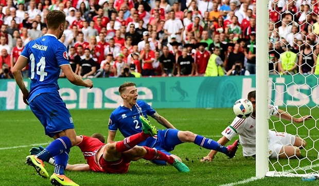 3 phút trước khi hết trận, Birkir Saevarsson buộc Nemanja Nikolic phản lưới nhà sau tình huống tạt bóng khó chịu. Ảnh: Internet.