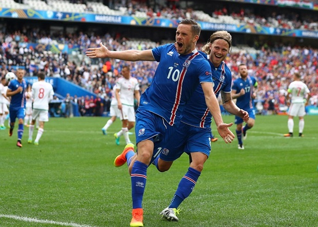 Cầu thủ số 10 ăn mừng cùng CĐV nhà. Ảnh: Internet.