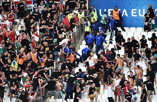 Khi trận đấu còn chưa bắt đầu, CĐV hai đội Hungary và Iceland đã có lời qua tiếng lại và không ngần ngại lao vào tẩn nhau. Ảnh: Internet.