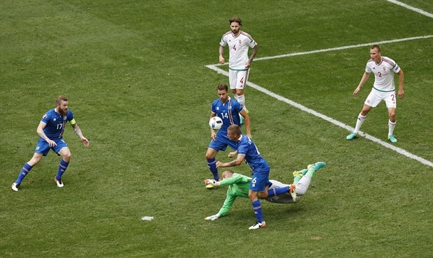 Thủ môn lão tướng Kiraly cản phá trái phép với hậu vệ Ragnar Sigurdsson bên phía Iceland trong vòng cấm. Ảnh: Internet.