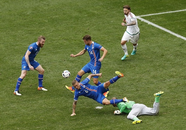 Tình huống phạm lỗi rõ ràng đã khiến Hungary phải chịu một quả penalty. Ảnh: Internet.