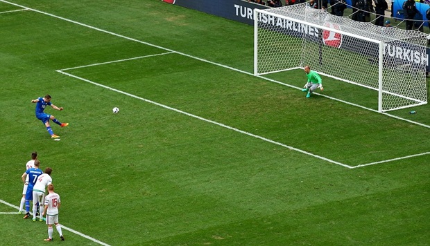 Trên chấm phạt đền, tiền vệ đang khoác áo CLB Swansea - Gylfi Sigurdsson dễ dàng đánh lừa Kiraly. Ảnh: Internet.