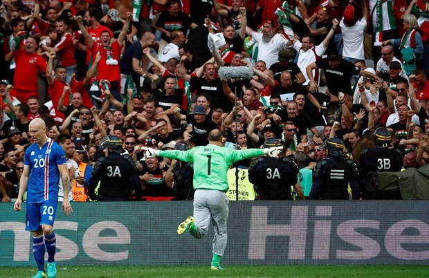 Ở tận cầu môn, lão tướng Kiraly như giải tỏa được lỗi lầm đã mắc phải trước đó. Ảnh: Internet.