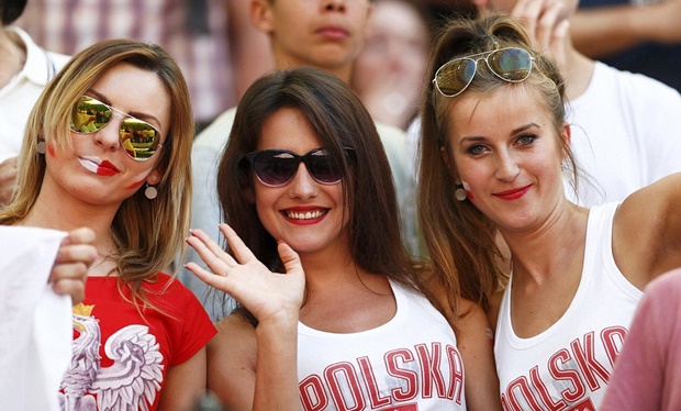 Ảnh bài viết Fan nữ xinh đẹp khoe sắc ngày Ba Lan viết nên lịch sử