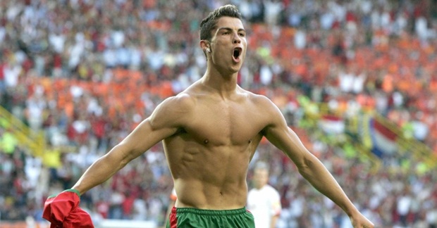 Ronaldo có thói quen nổ súng ở các giải đấu lớn từ khi còn là cầu thủ trẻ. Ảnh: Internet.