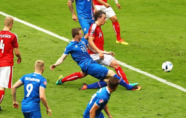 Bodvarsson bình tĩnh dứt điểm vào góc dưới mở tỷ số trận đấu. Ảnh: Internet.