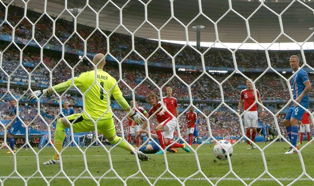 Bóng đi hiểm khiến thủ môn tuyển Áo pó tay. Ảnh: Internet.