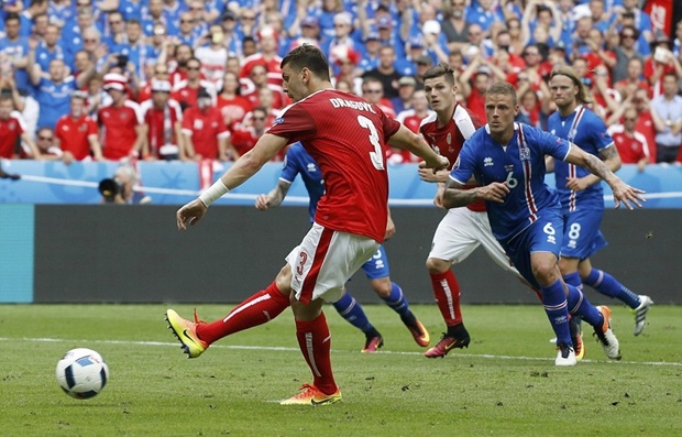 Aleksandar Dragovic có cơ hội gỡ hòa trên chấm phạt đền. Ảnh: Internet.