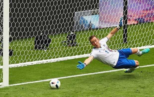 Thủ môn Halldorsson xuất sắc đoán đúng hướng cản phá. Ảnh: Internet.