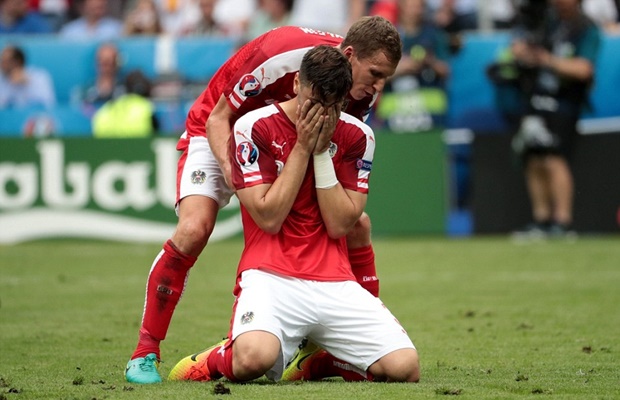 Dragovic thất vọng gục ngã. Ảnh: Internet.