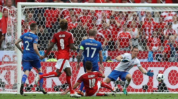 Alessandro Schopf cân bằng tỷ số với tình huống khá giống pha làm bàn của Bodvarsson bên phía Iceland. Ảnh: Internet.