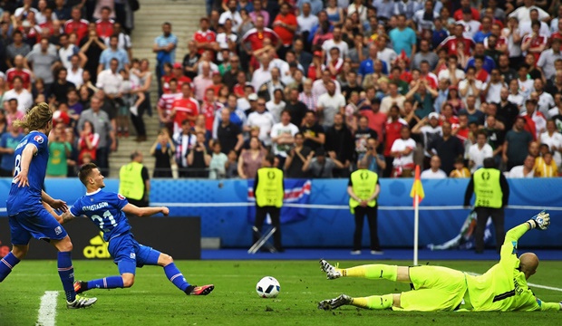 Traustason sút bóng cận thành nâng tỷ số lên 2-1 ngay ở phút cuối cùng của trận đấu. Ảnh: Internet.