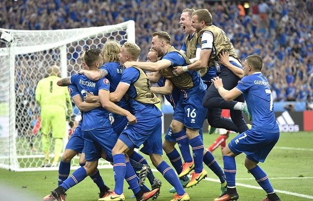 Các đồng đội vỡ òa với bàn thắng của Traustason. Ảnh: Internet.