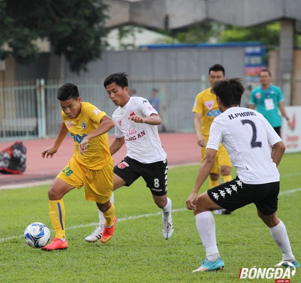 Long An đang chật vật tìm cơ hội trụ lại V-League. Ảnh: Đình Viên.