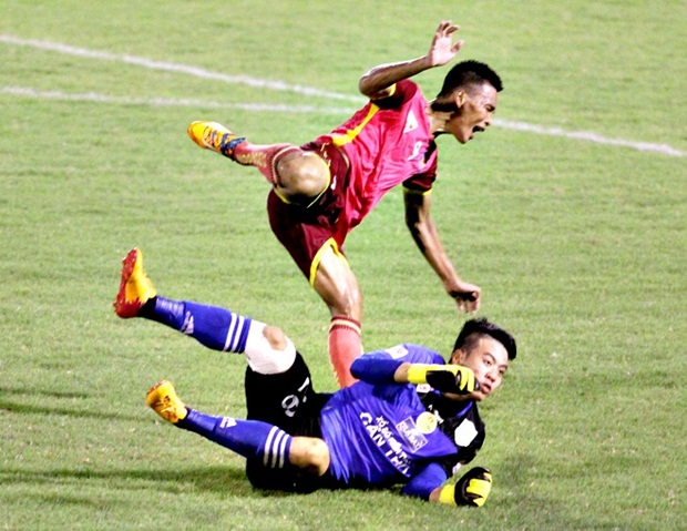 Bửu Ngọc "ăn" Duy Long: Pha bóng thể hiện cái chân không làm theo cái đầu ở bóng đá Việt Nam. Ảnh: Internet.